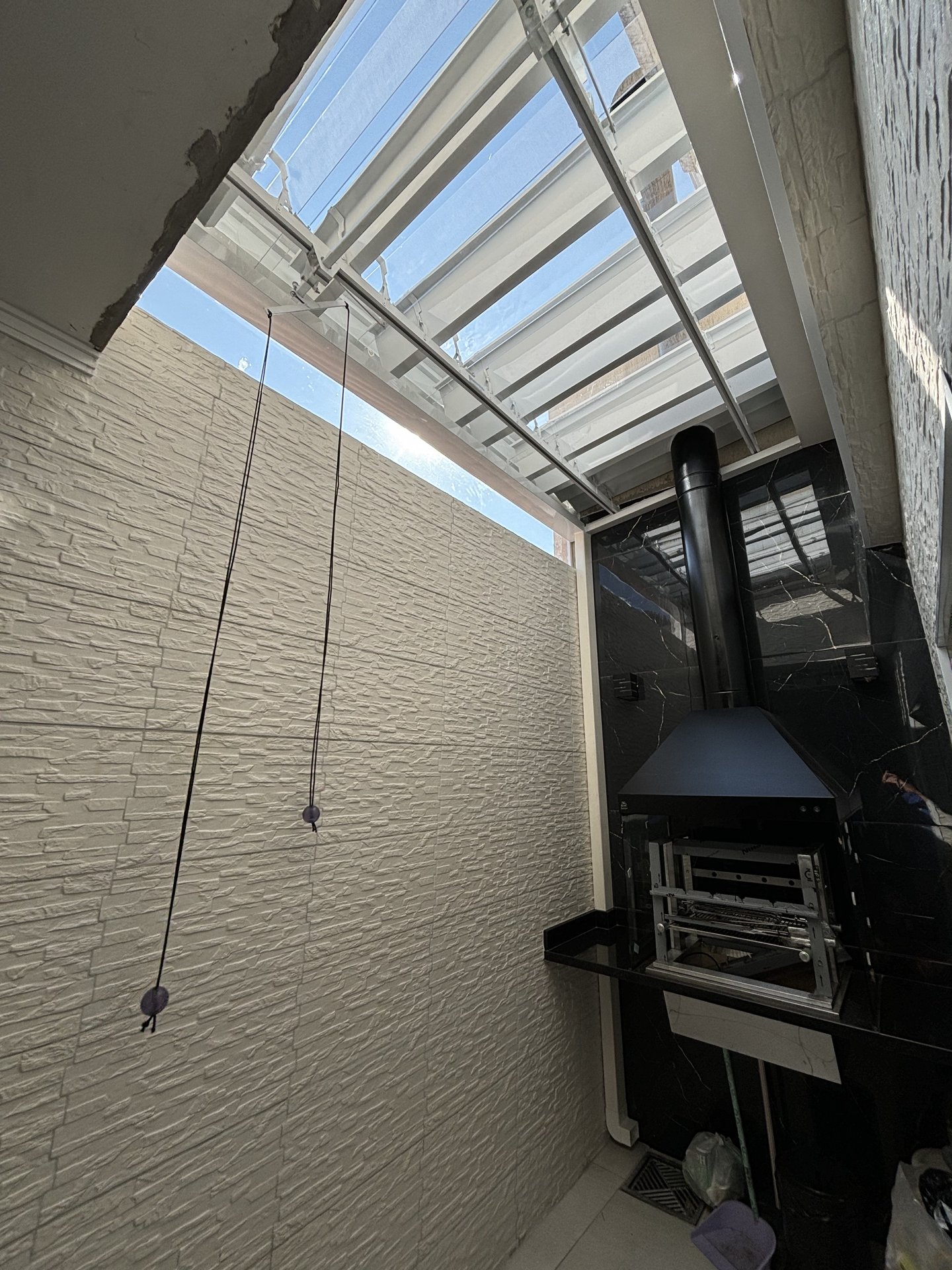 Cobertura Retrátil para Churrasqueira: Vale a Pena? [Guia 2026]