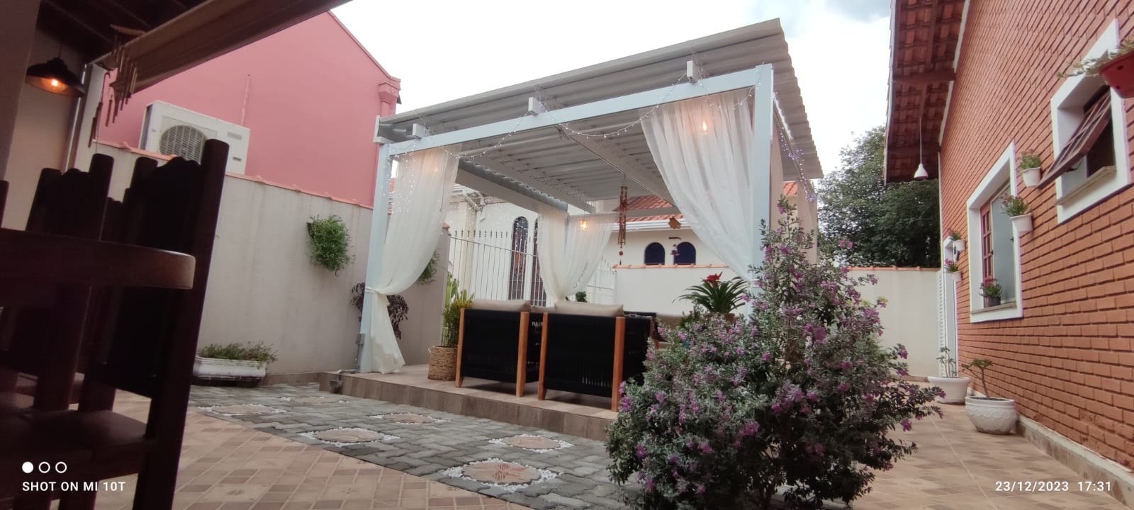 Pergolado vs Cobertura Retrátil: Qual Escolher? [Comparação 2026]